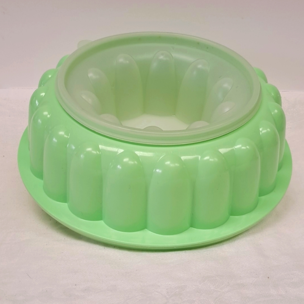 Vintage TUPPERWARE green 3 piece jello mold / salad / ice mold
